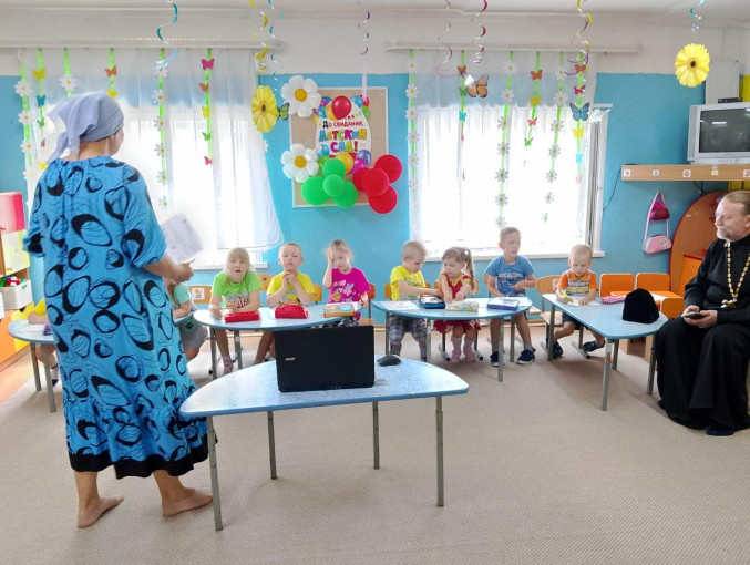 Встреча с батюшкой в детском саду Встреча с батюшкой в детском саду.